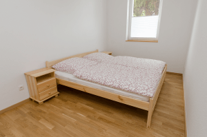 Separates Schlafzimmer mit Doppelbett